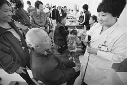 沈陽：省城專家下鄉(xiāng)來（圖）