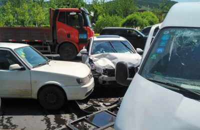 大連：男子酒駕導致7車連環相撞（圖）