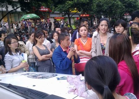 成都美女圍堵打人城管續：兩名協管員被解聘(圖)