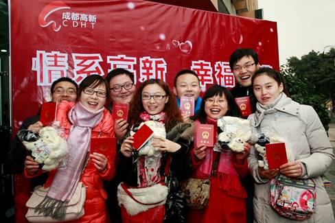 “萬年真愛日” 成都高新區扎堆結婚的新人們