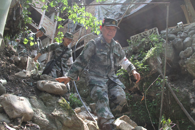 天降軍醫(yī)助太平 ——記成都軍區(qū)總醫(yī)院政委、抗震救災(zāi)醫(yī)療隊(duì)隊(duì)長姚榕