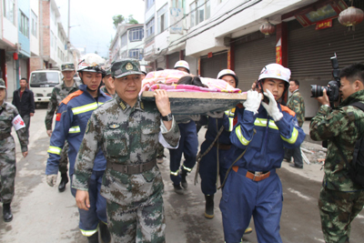天降軍醫(yī)助太平 ——記成都軍區(qū)總醫(yī)院政委、抗震救災醫(yī)療隊隊長姚榕