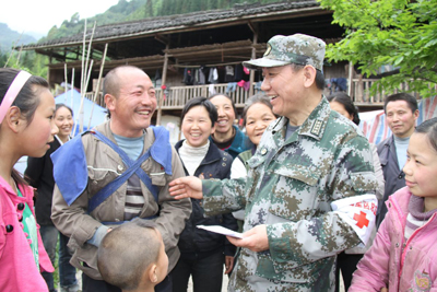 天降軍醫(yī)助太平 ——記成都軍區(qū)總醫(yī)院政委、抗震救災(zāi)醫(yī)療隊(duì)隊(duì)長姚榕