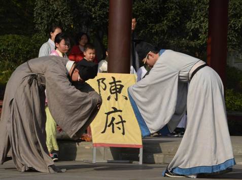都江堰文廟舉行“士相見禮”暨漢服攝影大賽