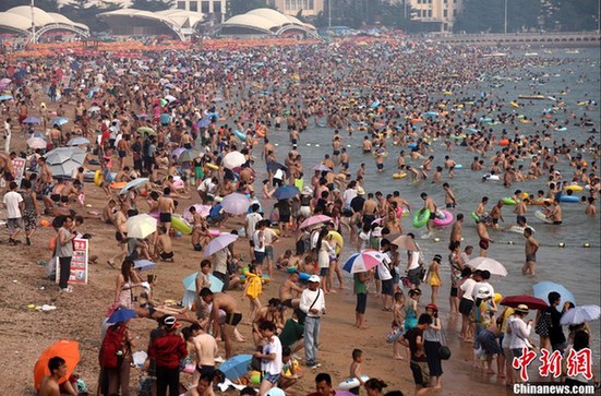 多地遭遇高溫天——青島海濱浴場(chǎng)成“人海”