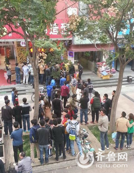 網(wǎng)友稱濟(jì)南長清大學(xué)城一黑發(fā)廊被砸 警方：正在調(diào)查