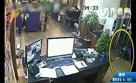棗莊90后媽媽深夜扮女鬼爬行盜竊 店主看監控被嚇壞