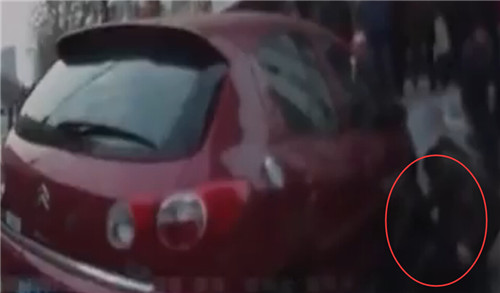 監(jiān)控實拍招遠醉酒男子碰瓷過程：車沒到就提前倒下