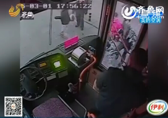 監(jiān)控：不讓嗑瓜子 青島仨小伙大鬧公交車毆打司機