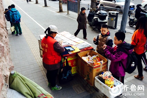 調(diào)查:濟(jì)南小學(xué)生扎堆零食攤 “五毛錢”辣條糖果熱銷