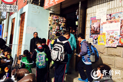 調(diào)查:濟(jì)南小學(xué)生扎堆零食攤 “五毛錢”辣條糖果熱銷