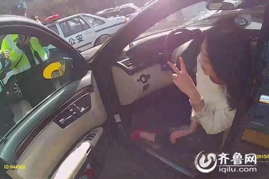 濟南剪刀手奔馳女酒駕檢測結果爆表 將承擔9節護欄費