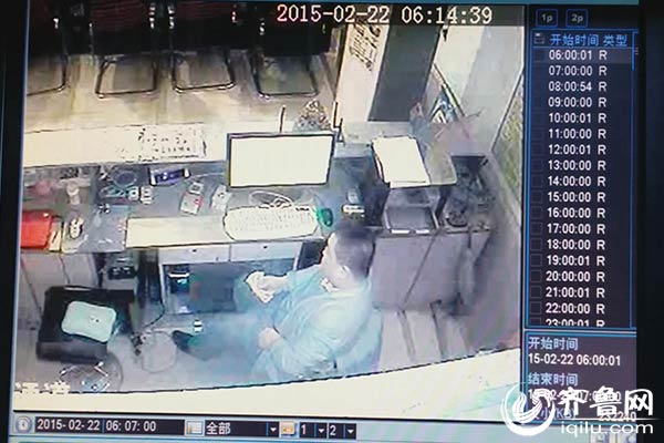 實拍濟南一網吧內賊盜竊過程：將錢塞入內褲后潛逃