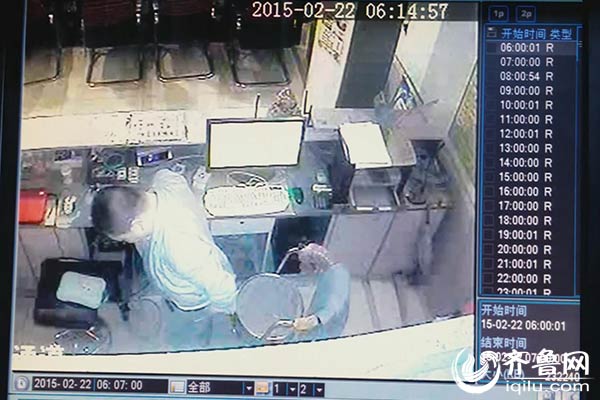 實拍濟南一網吧內賊盜竊過程：將錢塞入內褲后潛逃