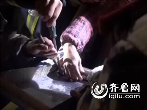 聊城：?jiǎn)T工粗心不慎擠手 10分鐘救援及時(shí)免遭截肢