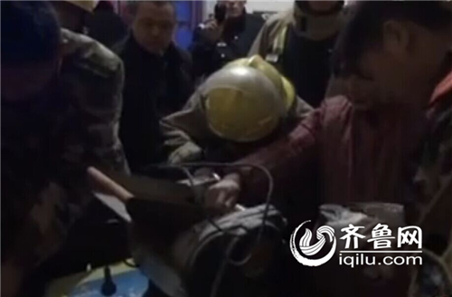 聊城：?jiǎn)T工粗心不慎擠手 10分鐘救援及時(shí)免遭截肢