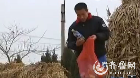 威海“裸捐哥”的草根慈善：申請(qǐng)加班 撿廢品賣錢