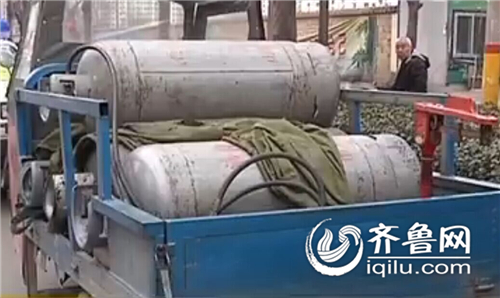 濟(jì)寧摩托三輪車(chē)違法拉載危險(xiǎn)品 司機(jī)大哭逃避處罰
