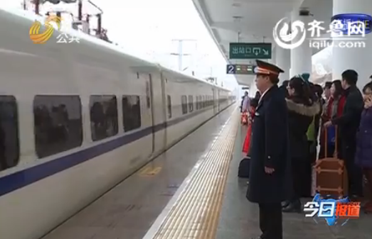 青榮城鐵的第一個春運：旅客在進站瞬間拍照留念