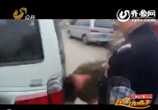 濟寧：兩貨車司機頭撞警車打民警 多次自殘躲避檢查
