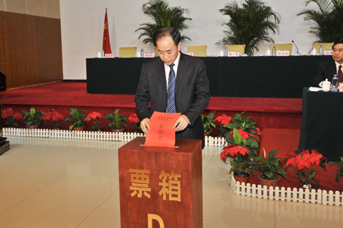 文登市十七屆人大常委會(huì)舉行第一次會(huì)議