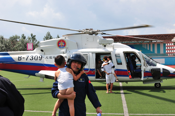 交通運輸部兩架專業救助直升機解救遼寧28名受洪水圍困群眾
