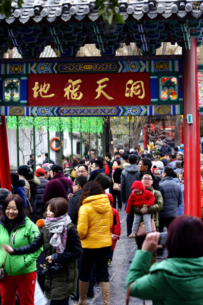 濟南趵突泉景區(qū)春節(jié)張燈結(jié)彩迎接游客