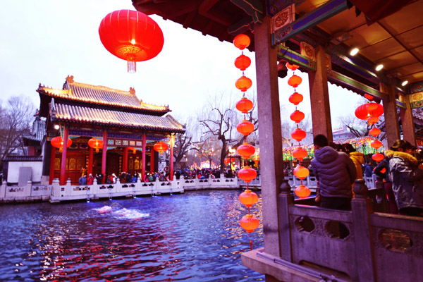 濟南趵突泉景區(qū)春節(jié)張燈結(jié)彩迎接游客