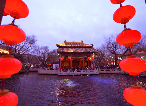 濟南趵突泉景區(qū)春節(jié)張燈結(jié)彩迎接游客