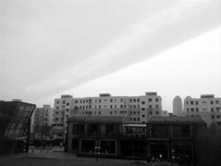 上海天空突現(xiàn)“陰陽云”奇觀 與地震無關(guān)(圖)
