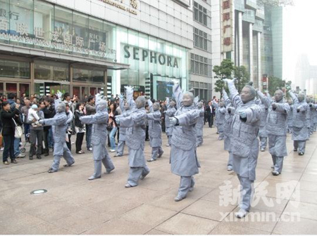 南京東路步行街現“活秦俑”百人方陣