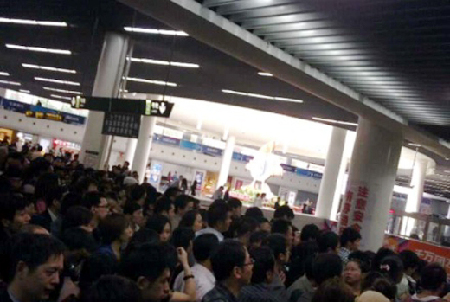 上海地鐵一男子扒竊失手趴車頂逃竄 導(dǎo)致列車延誤