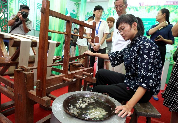 “豫園中國日”展現中國絲綢文化