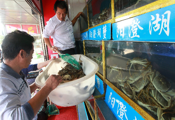 上海市場大閘蟹出現滯銷價格回落