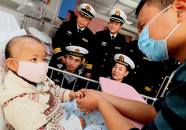 海軍官兵捐資、獻血搶救幼小生命