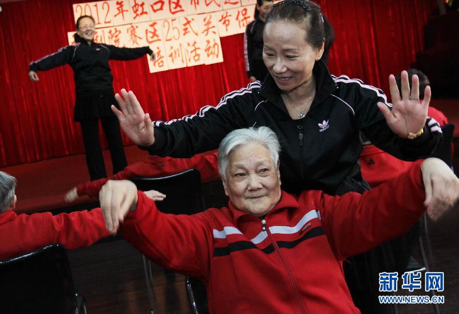 25式關(guān)節(jié)保健操走進(jìn)社會福利院