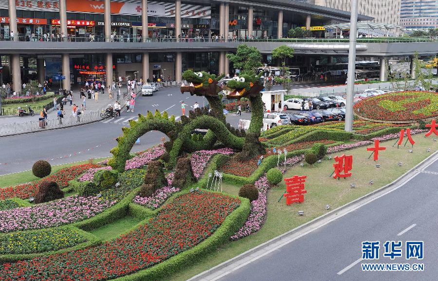 “雙節”將至 街頭節日氛圍濃
