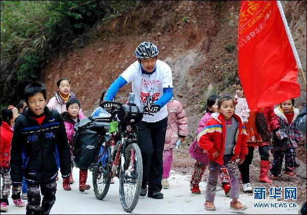 上海一志愿者單騎環(huán)中國(guó)邊境線騎行愛(ài)心募款助學(xué)