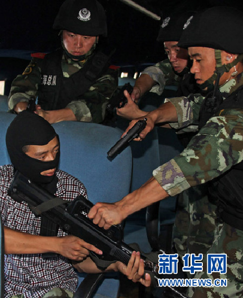 烈日下,武警上海總隊苦練反劫