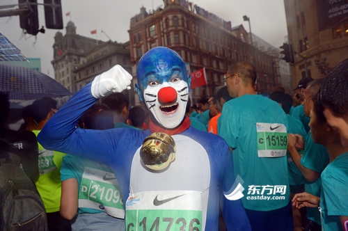 2014“上馬”雨中鳴槍 3萬5千人參賽創歷史新高