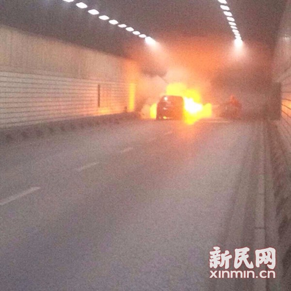 延安東路隧道一“帕薩特”自燃 現(xiàn)場濃煙滾滾