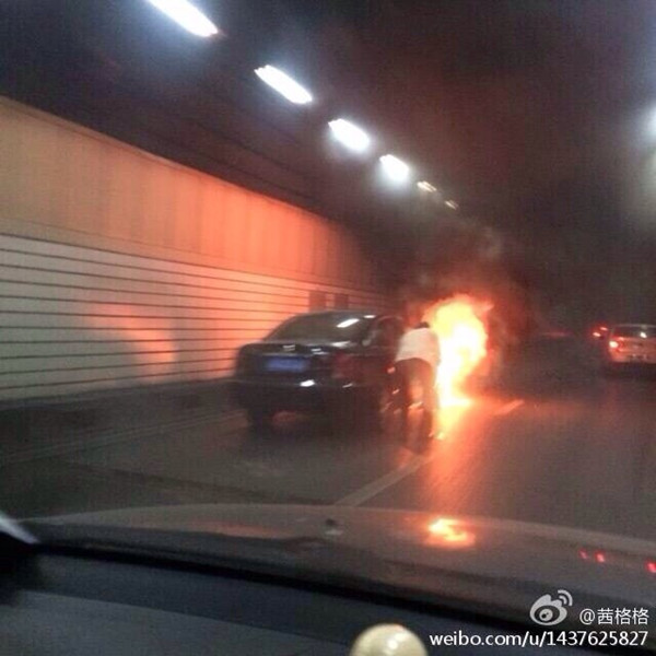 延安東路隧道一“帕薩特”自燃 現(xiàn)場濃煙滾滾