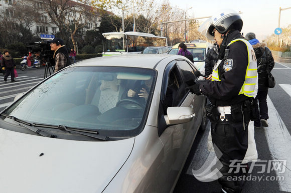 滬交警嚴查路口違法 電子警察揪出