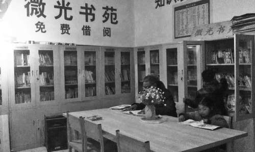 農家超市女店主開設書屋 免費供鄉親們借閱(圖)