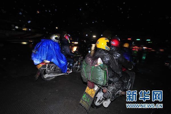 農民工“全副武裝”騎摩托車回家過年
