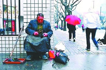 81歲修鞋老人在微博上走紅 網友欲組團探訪(圖)