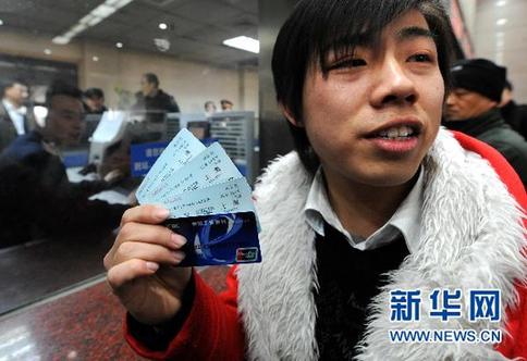 北京至漢口票面價840元的兩張火車票被炒到1400元
