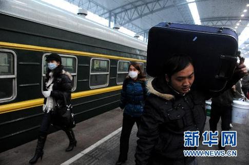 北京至漢口票面價840元的兩張火車票被炒到1400元