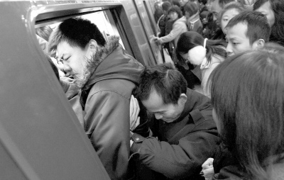 體驗北京地鐵:人是怎么被擠成“照片”的(圖)