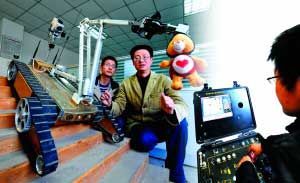 中國(guó)首個(gè)防核化機(jī)器人亮相 攜帶抗輻射攝像頭